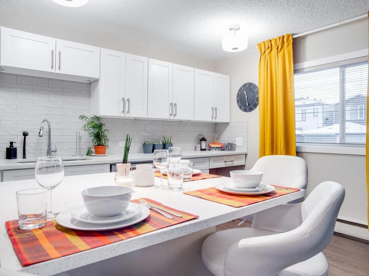 Gorgeous 2Br Condo W Parking Patio Coffee! YYC 외부 사진