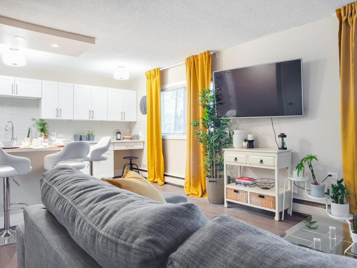Gorgeous 2Br Condo W Parking Patio Coffee! YYC 외부 사진