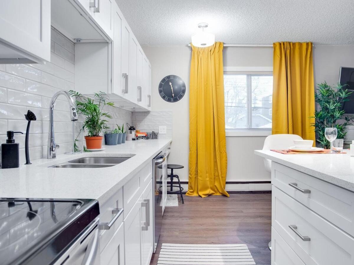 Gorgeous 2Br Condo W Parking Patio Coffee! YYC 외부 사진