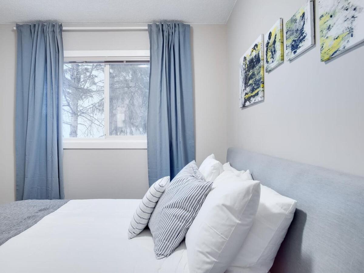 Gorgeous 2Br Condo W Parking Patio Coffee! YYC 외부 사진