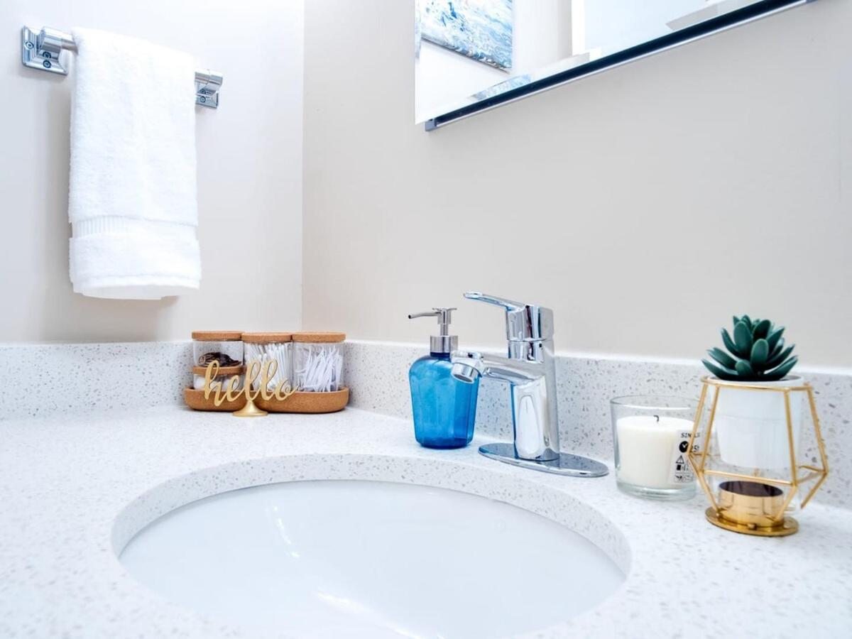 Gorgeous 2Br Condo W Parking Patio Coffee! YYC 외부 사진