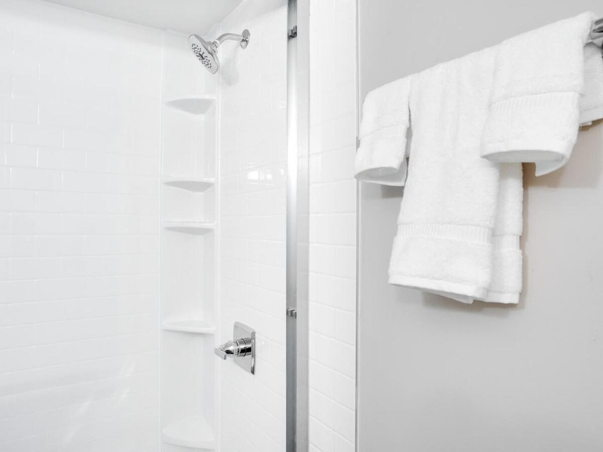 Gorgeous 2Br Condo W Parking Patio Coffee! YYC 외부 사진