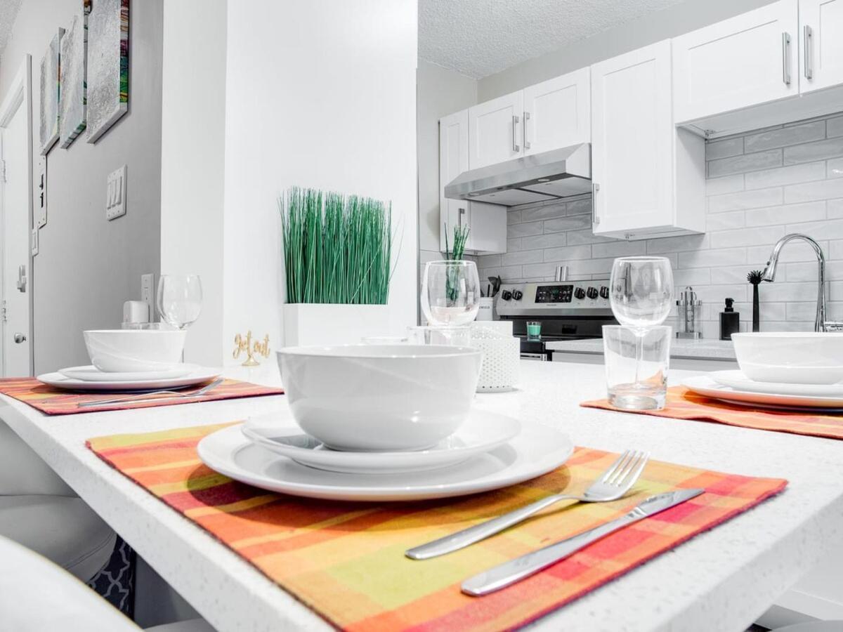 Gorgeous 2Br Condo W Parking Patio Coffee! YYC 외부 사진