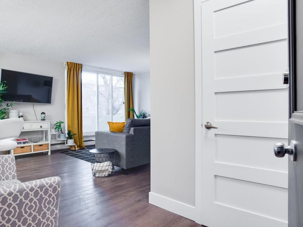 Gorgeous 2Br Condo W Parking Patio Coffee! YYC 외부 사진