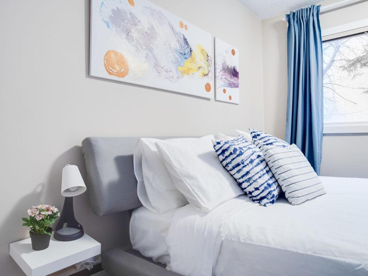 Gorgeous 2Br Condo W Parking Patio Coffee! YYC 외부 사진