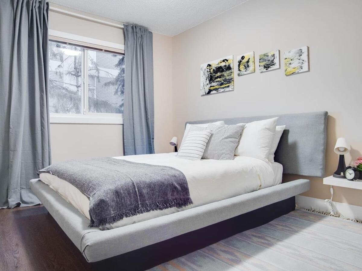 Gorgeous 2Br Condo W Parking Patio Coffee! YYC 외부 사진