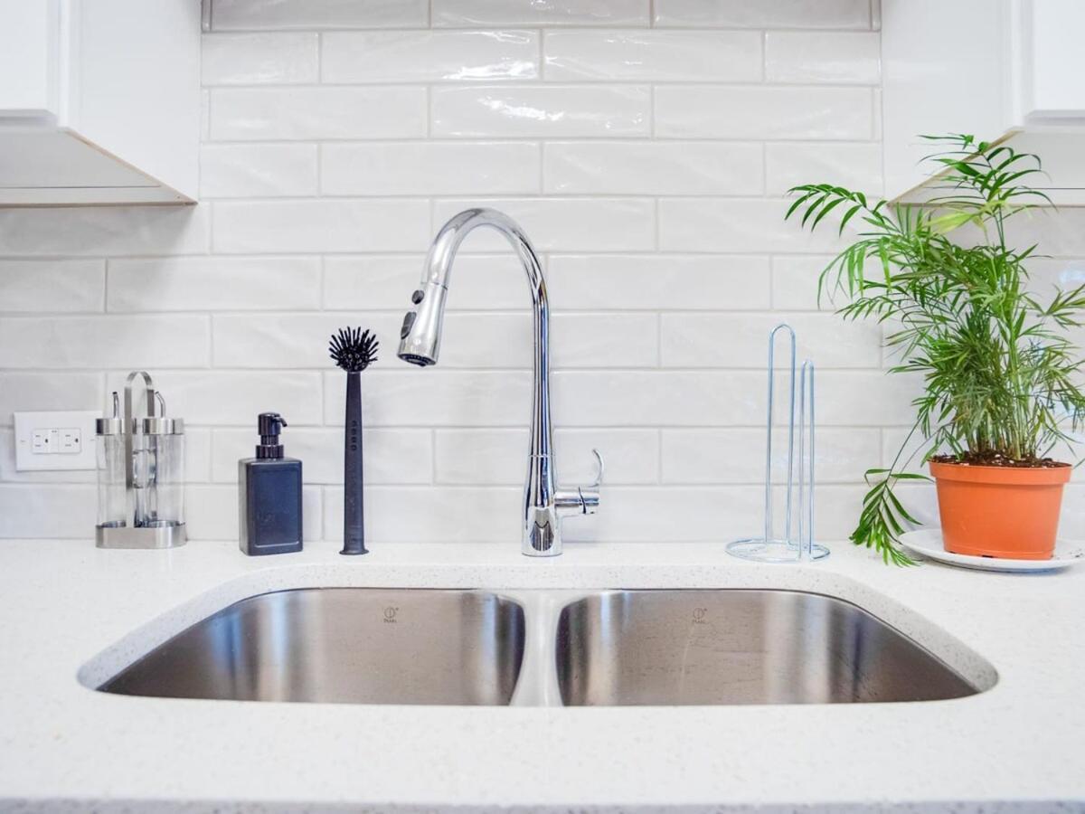 Gorgeous 2Br Condo W Parking Patio Coffee! YYC 외부 사진